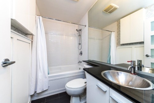 121 Georgia Street W, Vancouver, BC - Indoor Photo Showing Bathroom