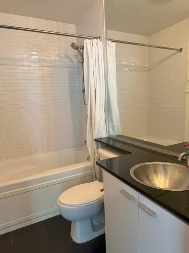 121 Georgia Street W, Vancouver, BC - Indoor Photo Showing Bathroom