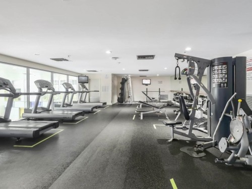 121 Georgia Street W, Vancouver, BC - Indoor Photo Showing Gym Room