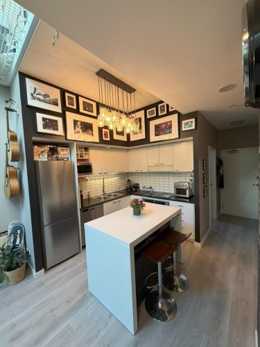 121 Georgia Street W, Vancouver, BC - Indoor Photo Showing Kitchen