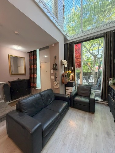 121 Georgia Street W, Vancouver, BC - Indoor Photo Showing Living Room