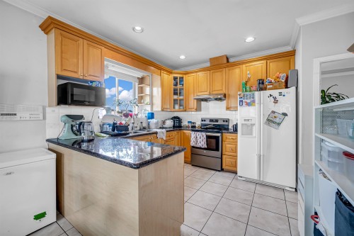 331 61St Avenue E, Vancouver, BC - Indoor Photo Showing Kitchen With Double Sink