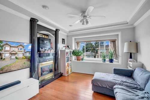 331 61St Avenue E, Vancouver, BC - Indoor Photo Showing Living Room With Fireplace