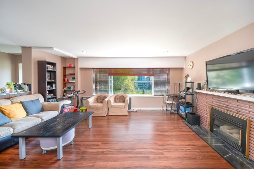 5311 Colbeck Road, Richmond, BC - Indoor Photo Showing Living Room With Fireplace