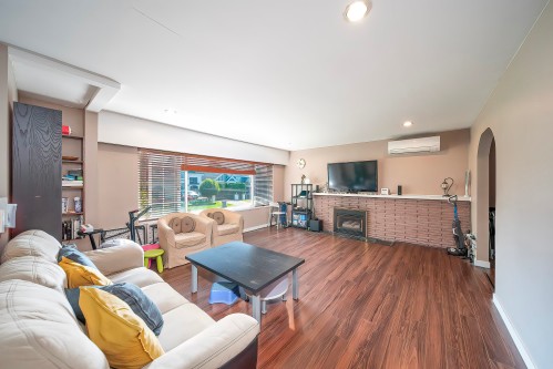 5311 Colbeck Road, Richmond, BC - Indoor Photo Showing Living Room With Fireplace
