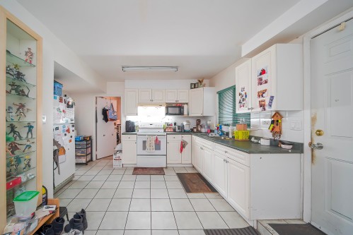 5311 Colbeck Road, Richmond, BC - Indoor Photo Showing Kitchen
