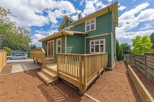 848 6Th Street E, North Vancouver, BC 