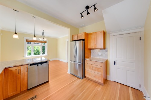848 6Th Street E, North Vancouver, BC 