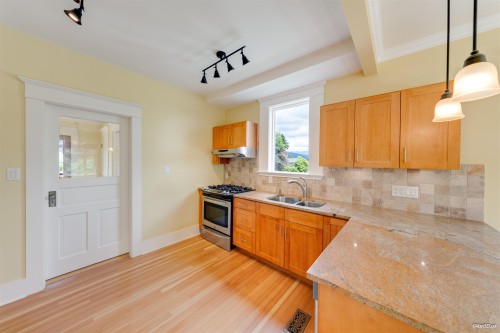 848 6Th Street E, North Vancouver, BC 