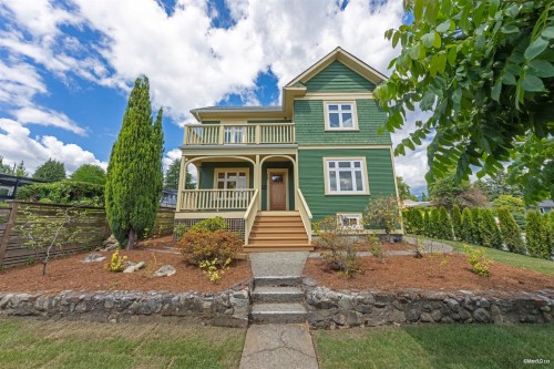 848 6Th Street E, North Vancouver, BC 