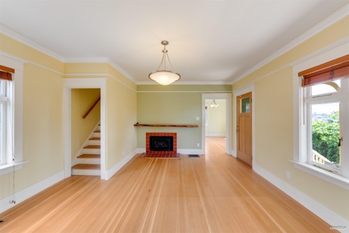 848 6Th Street E, North Vancouver, BC 