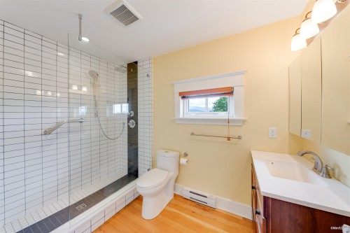 848 6Th Street E, North Vancouver, BC 