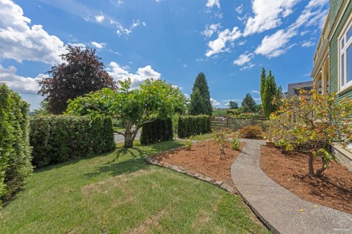 848 6Th Street E, North Vancouver, BC 