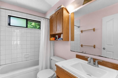 12229 Forest Place, Maple Ridge, BC - Indoor Photo Showing Bathroom
