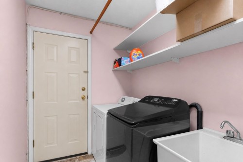 12229 Forest Place, Maple Ridge, BC - Indoor Photo Showing Laundry Room