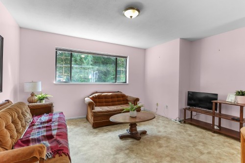 12229 Forest Place, Maple Ridge, BC - Indoor Photo Showing Living Room