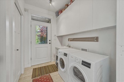 2985 Strangway Place, Squamish, BC - Indoor Photo Showing Laundry Room