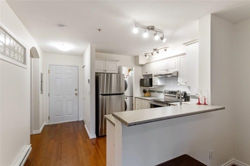 204-155 3Rd Street E, North Vancouver, BC - Indoor Photo Showing Kitchen