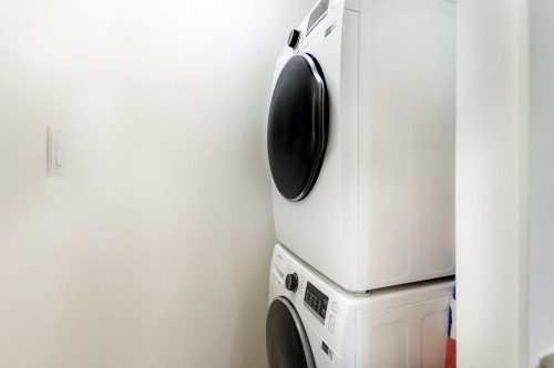 204-155 3Rd Street E, North Vancouver, BC - Indoor Photo Showing Laundry Room