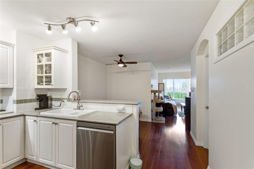 204-155 3Rd Street E, North Vancouver, BC - Indoor Photo Showing Kitchen