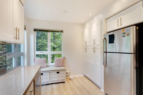 403-106 Kings Road W, North Vancouver, BC - Indoor Photo Showing Kitchen