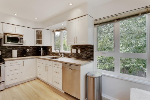 403-106 Kings Road W, North Vancouver, BC - Indoor Photo Showing Kitchen
