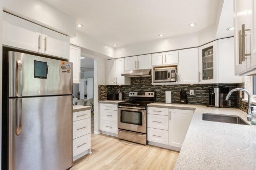 403-106 Kings Road W, North Vancouver, BC - Indoor Photo Showing Kitchen With Upgraded Kitchen