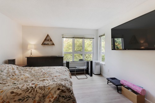 403-106 Kings Road W, North Vancouver, BC - Indoor Photo Showing Bedroom