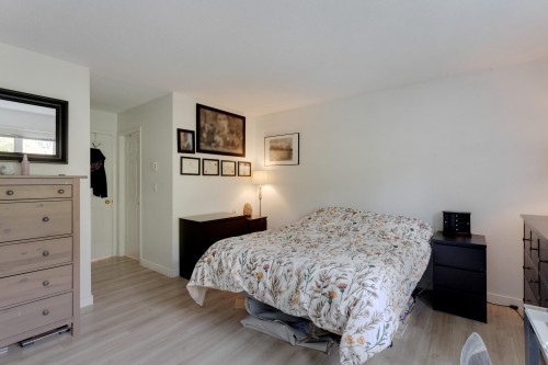 403-106 Kings Road W, North Vancouver, BC - Indoor Photo Showing Bedroom
