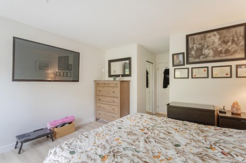 403-106 Kings Road W, North Vancouver, BC - Indoor Photo Showing Bedroom