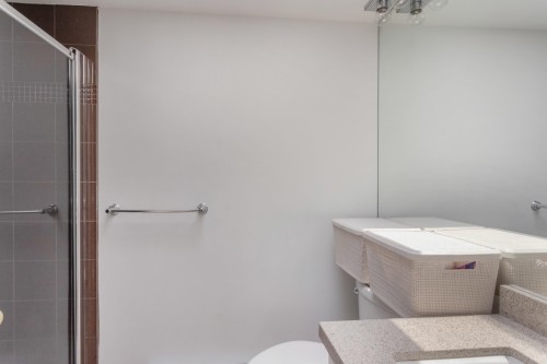 403-106 Kings Road W, North Vancouver, BC - Indoor Photo Showing Bathroom