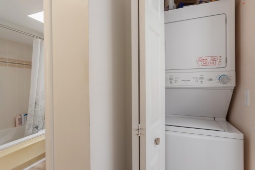 403-106 Kings Road W, North Vancouver, BC - Indoor Photo Showing Laundry Room