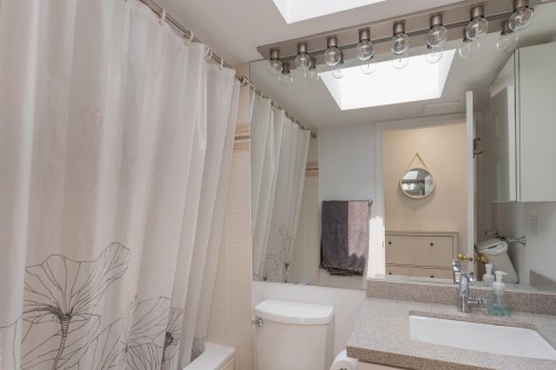 403-106 Kings Road W, North Vancouver, BC - Indoor Photo Showing Bathroom