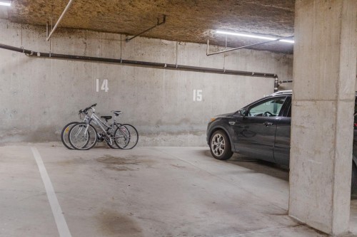403-106 Kings Road W, North Vancouver, BC - Indoor Photo Showing Garage