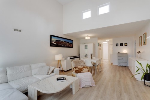 403-106 Kings Road W, North Vancouver, BC - Indoor Photo Showing Living Room