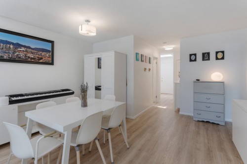 403-106 Kings Road W, North Vancouver, BC - Indoor Photo Showing Dining Room