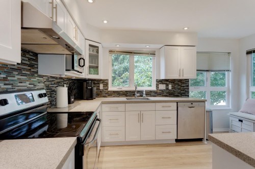 403-106 Kings Road W, North Vancouver, BC - Indoor Photo Showing Kitchen