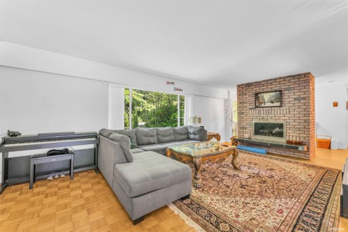 27810 110 Avenue, Maple Ridge, BC - Indoor Photo Showing Living Room With Fireplace