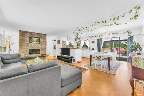 27810 110 Avenue, Maple Ridge, BC - Indoor Photo Showing Living Room With Fireplace