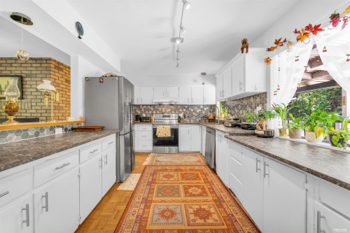 27810 110 Avenue, Maple Ridge, BC - Indoor Photo Showing Kitchen With Upgraded Kitchen