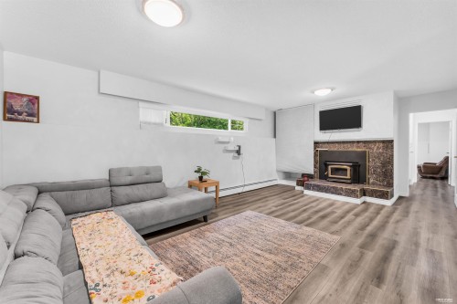 27810 110 Avenue, Maple Ridge, BC - Indoor Photo Showing Living Room With Fireplace