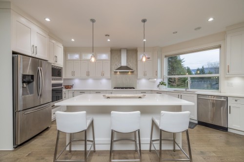 1025 Ranch Park Way, Coquitlam, BC - Indoor Photo Showing Kitchen With Upgraded Kitchen