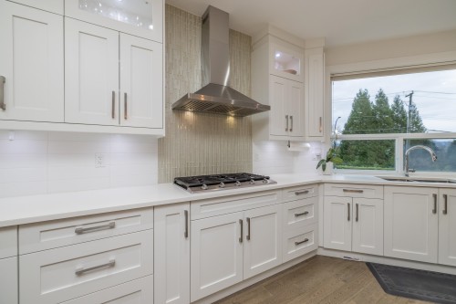 1025 Ranch Park Way, Coquitlam, BC - Indoor Photo Showing Kitchen With Double Sink With Upgraded Kitchen