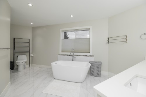 1025 Ranch Park Way, Coquitlam, BC - Indoor Photo Showing Bathroom