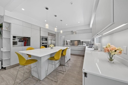 9571 Diamond Road, Richmond, BC - Indoor Photo Showing Kitchen With Upgraded Kitchen