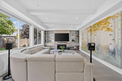 9571 Diamond Road, Richmond, BC - Indoor With Fireplace