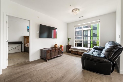302-3581 Ross Drive, Vancouver, BC - Indoor Photo Showing Living Room