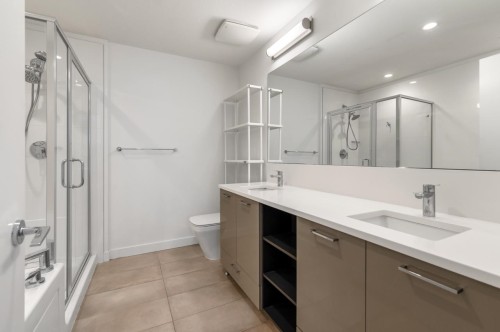 302-3581 Ross Drive, Vancouver, BC - Indoor Photo Showing Bathroom