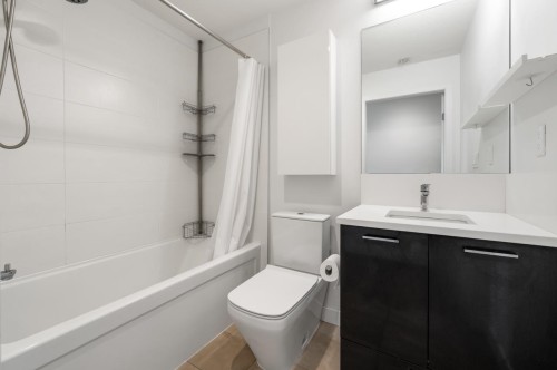 302-3581 Ross Drive, Vancouver, BC - Indoor Photo Showing Bathroom