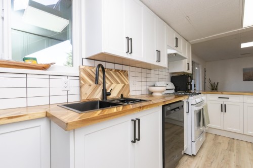 22531 Kendrick Loop, Maple Ridge, BC - Indoor Photo Showing Kitchen